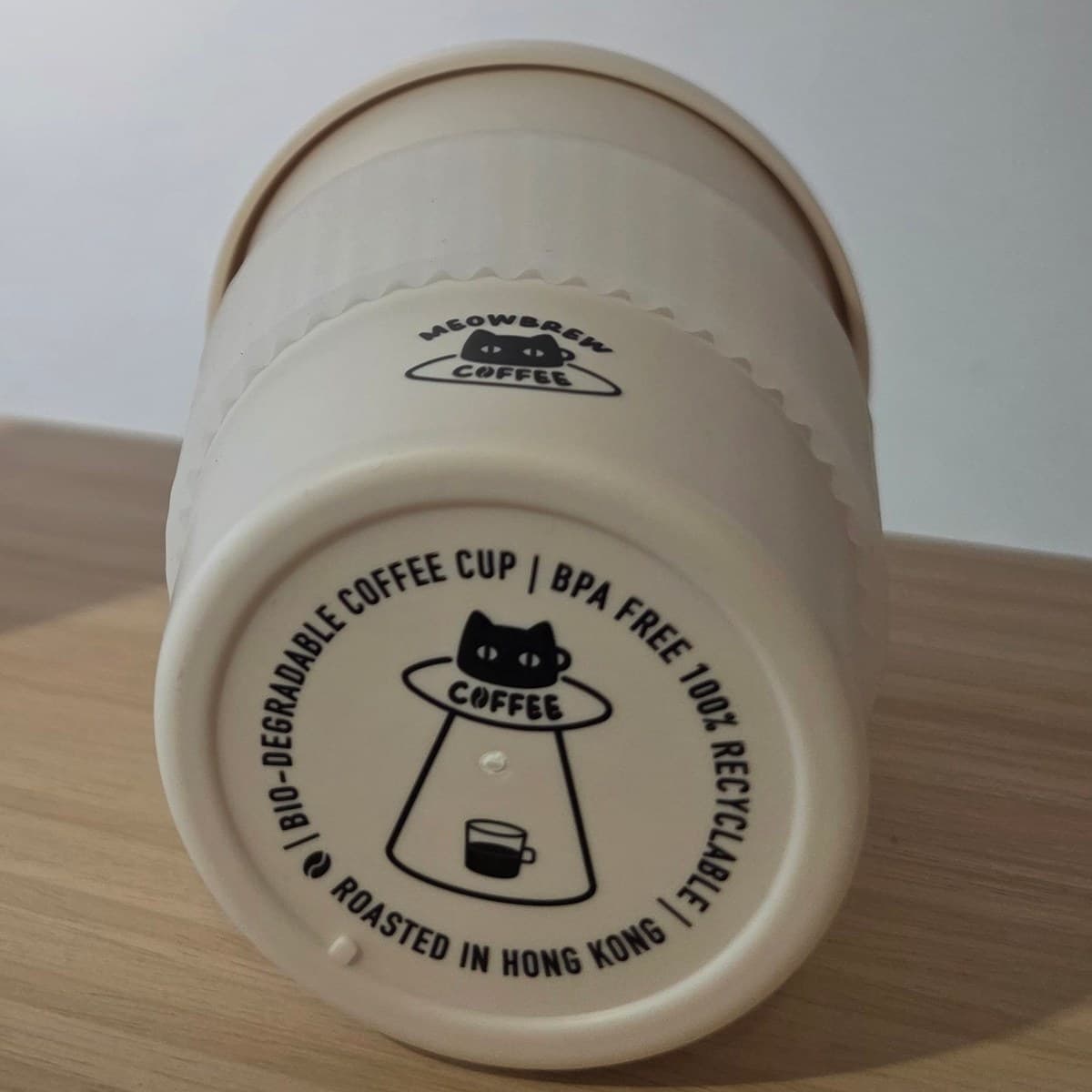 杯底標示:BIO-DEGRADABLE COFFEE CUP · BPA FREE 100% RECYCLABLE · ROASTED IN HONG KONG